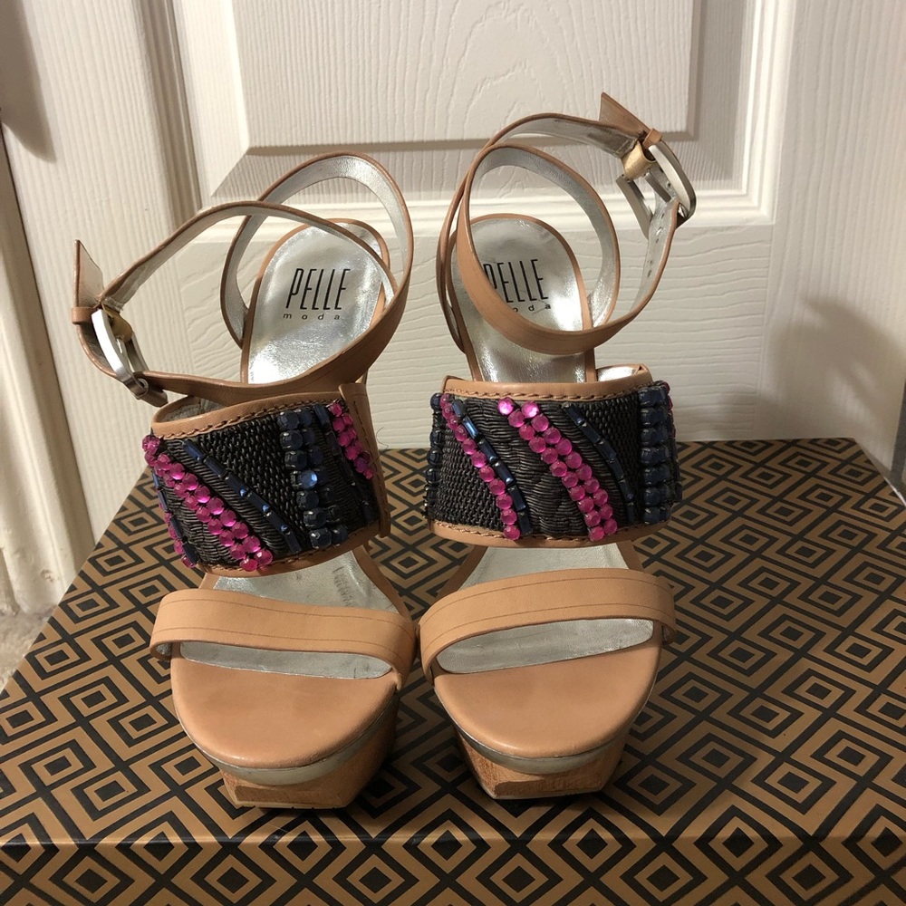 Pelle Moda tan size 7 1/2 platform high heel shoes